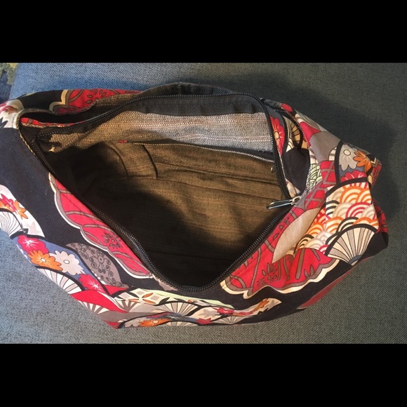 Colorful Zippered Handbag - Picture 5 of 5